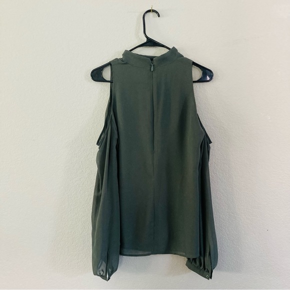 🆕 Bebe Off shoulder long sleeve top - Picture 3 of 3